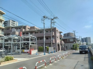 藤沢市川名、マンションの前面道路を含む現地写真画像です