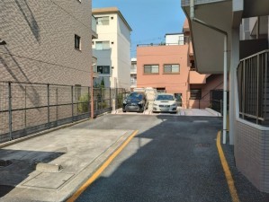 藤沢市川名、マンションの駐車場画像です