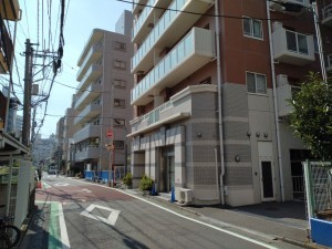 藤沢市南藤沢、マンションの前面道路を含む現地写真画像です