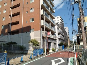 藤沢市南藤沢、マンションの前面道路を含む現地写真画像です