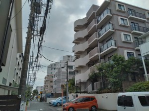 藤沢市片瀬海岸、マンションの前面道路を含む現地写真画像です