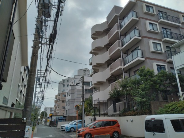 藤沢市片瀬海岸、マンションの前面道路を含む現地写真画像です