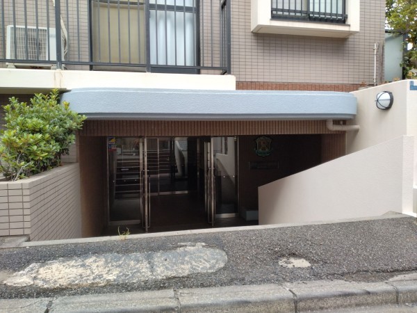 藤沢市片瀬海岸、マンションのエントランス画像です