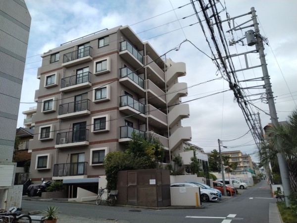 藤沢市片瀬海岸、マンションの前面道路を含む現地写真画像です