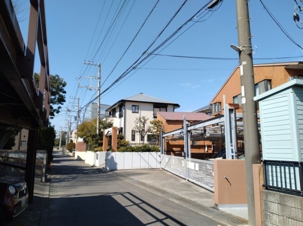 藤沢市鵠沼海岸、マンションの前面道路を含む現地写真画像です
