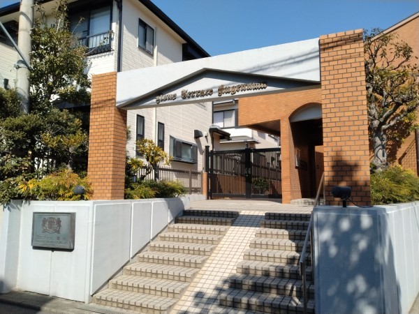 藤沢市鵠沼海岸、マンションのエントランス画像です