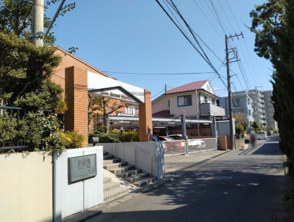 藤沢市鵠沼海岸、マンションの前面道路を含む現地写真画像です