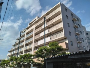 藤沢市藤が岡、マンションの外観画像です