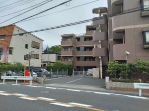 藤沢市藤が岡、マンションの駐車場画像です