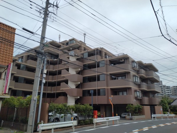 藤沢市藤が岡、マンションの外観画像です