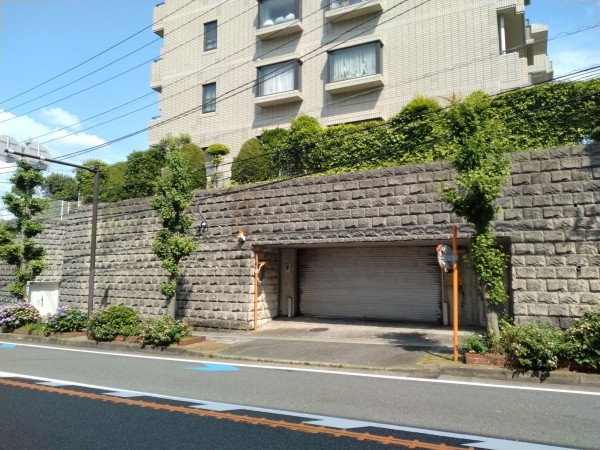藤沢市片瀬海岸、マンションの駐車場画像です