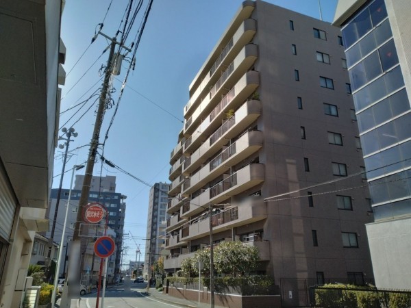 藤沢市藤沢、マンションの前面道路を含む現地写真画像です