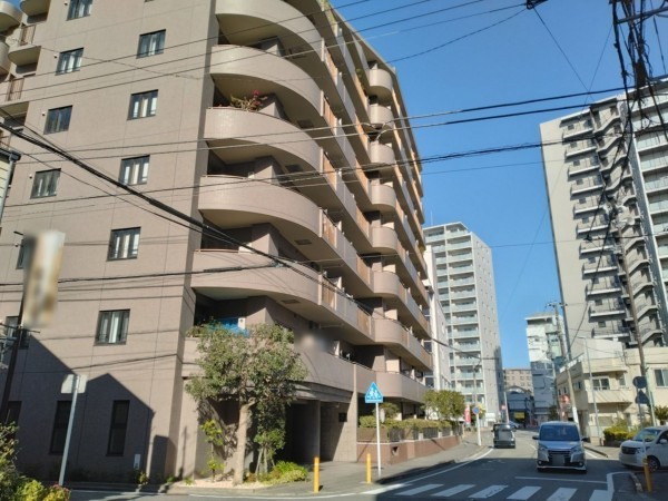 藤沢市藤沢、マンションの前面道路を含む現地写真画像です