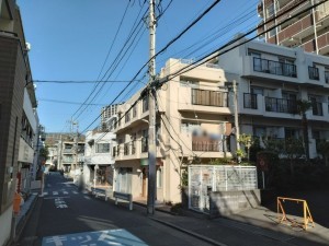 藤沢市朝日町、マンションの前面道路を含む現地写真画像です