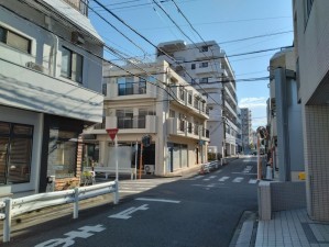 藤沢市朝日町、マンションの前面道路を含む現地写真画像です