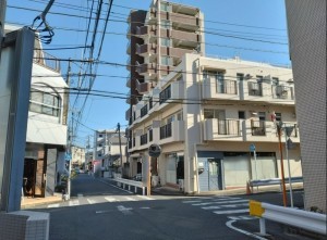 藤沢市朝日町、マンションの前面道路を含む現地写真画像です