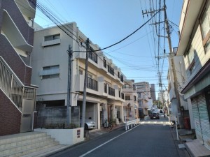 藤沢市朝日町、マンションの前面道路を含む現地写真画像です