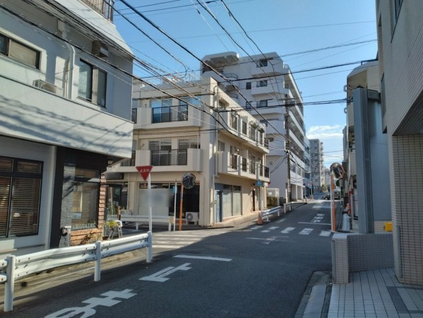 藤沢市朝日町、マンションの前面道路を含む現地写真画像です