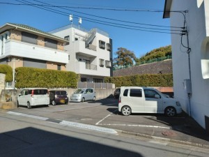 藤沢市弥勒寺、マンションの駐車場画像です