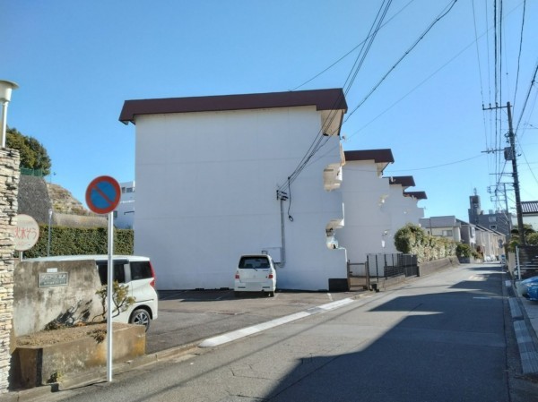 藤沢市弥勒寺、マンションの前面道路を含む現地写真画像です