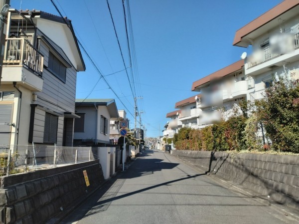 藤沢市弥勒寺、マンションの前面道路を含む現地写真画像です