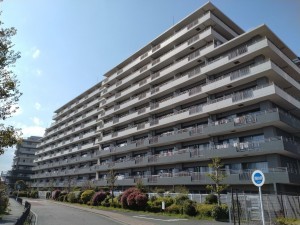 藤沢市本鵠沼、マンションの外観画像です