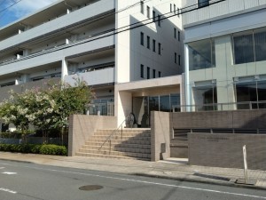 藤沢市藤が岡、マンションのエントランス画像です