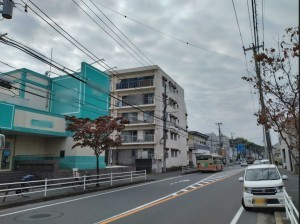 藤沢市川名、マンションの前面道路を含む現地写真画像です