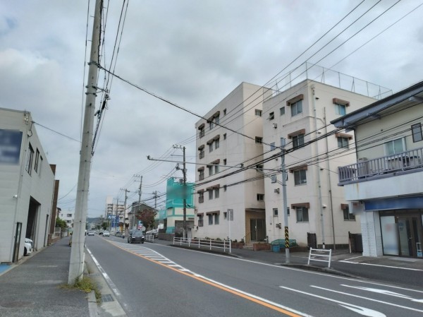 藤沢市川名、マンションの前面道路を含む現地写真画像です