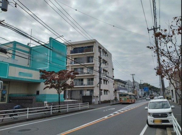 藤沢市川名、マンションの前面道路を含む現地写真画像です