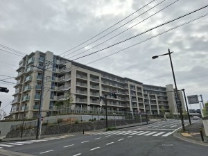 藤沢市鵠沼松が岡、マンションの外観画像です