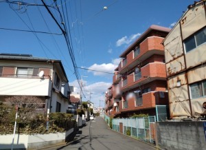 藤沢市弥勒寺、マンションの前面道路を含む現地写真画像です