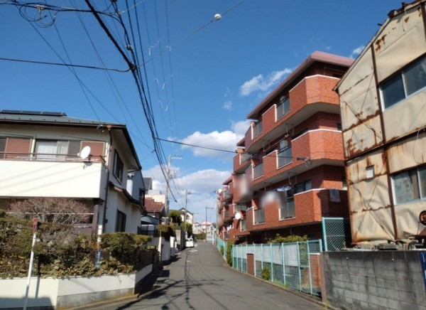 藤沢市弥勒寺、マンションの前面道路を含む現地写真画像です