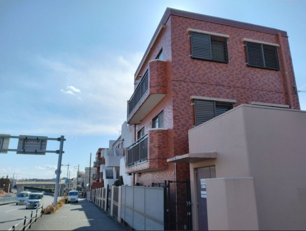 藤沢市弥勒寺、マンションの前面道路を含む現地写真画像です