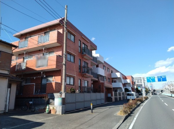 藤沢市弥勒寺、マンションの前面道路を含む現地写真画像です