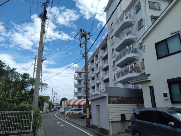 藤沢市鵠沼海岸、マンションの前面道路を含む現地写真画像です