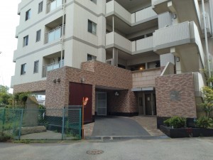 藤沢市城南、マンションのエントランス画像です