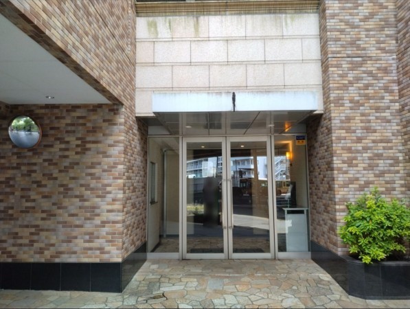 藤沢市城南、マンションのエントランス画像です