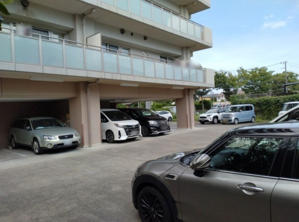 藤沢市城南、マンションの駐車場画像です