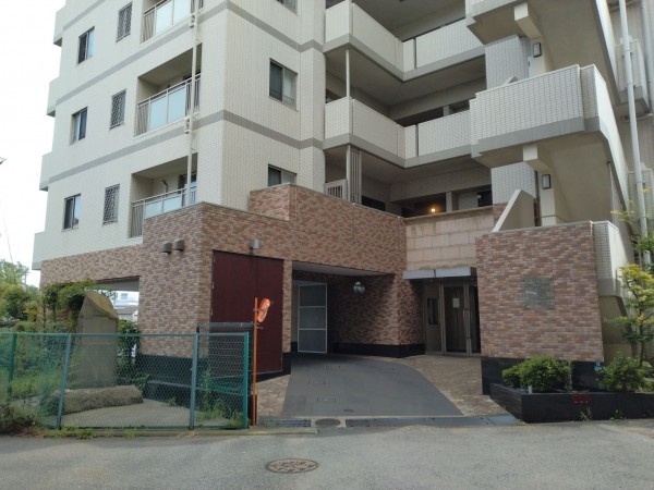 藤沢市城南、マンションのエントランス画像です