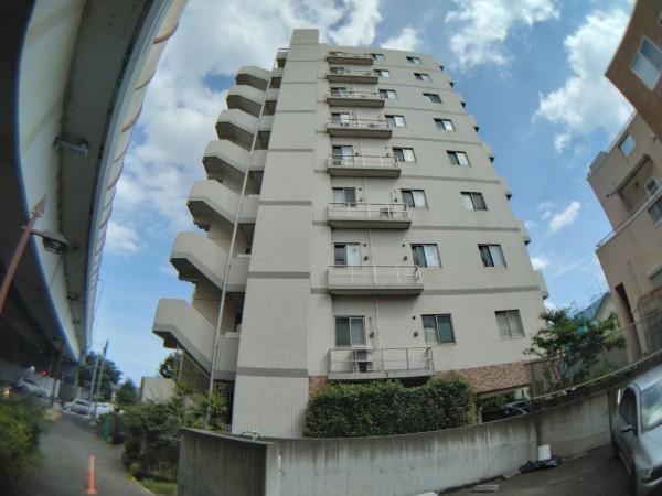 藤沢市城南、マンションの外観画像です