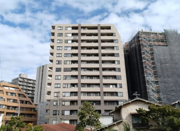 藤沢市藤沢、マンションの外観画像です