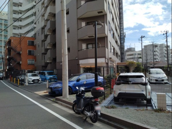 藤沢市藤沢、マンションの駐車場画像です