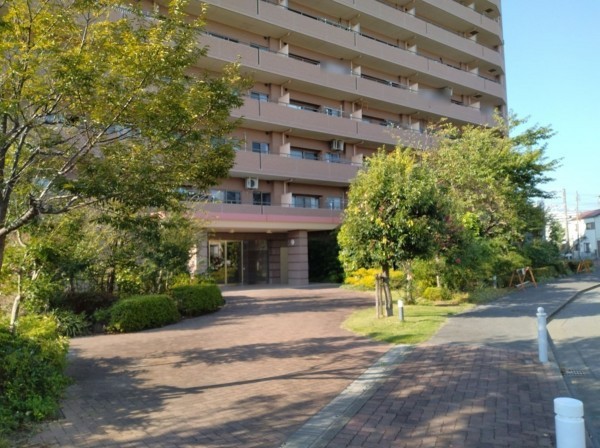 藤沢市本鵠沼、マンションの前面道路を含む現地写真画像です