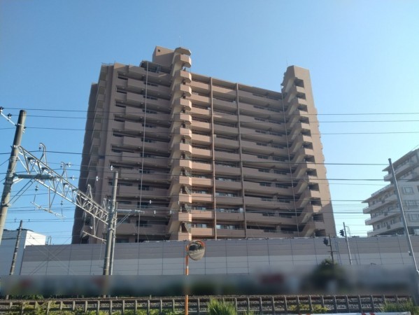 藤沢市本鵠沼、マンションの外観画像です