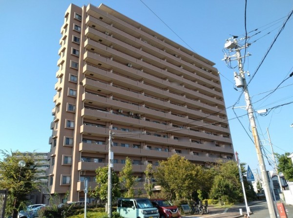 藤沢市本鵠沼、マンションの外観画像です