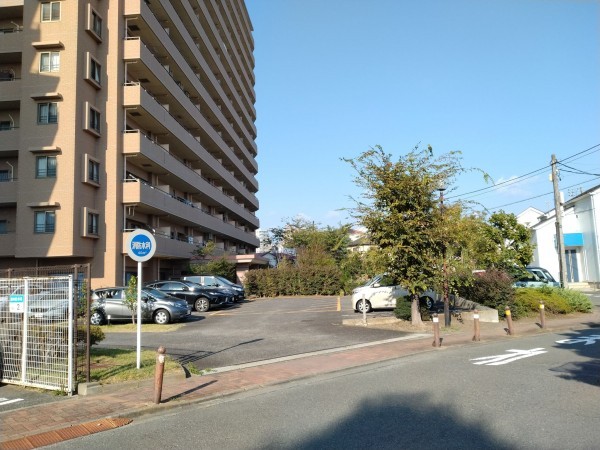 藤沢市本鵠沼、マンションの前面道路を含む現地写真画像です