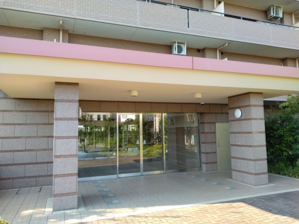 藤沢市本鵠沼、マンションのエントランス画像です