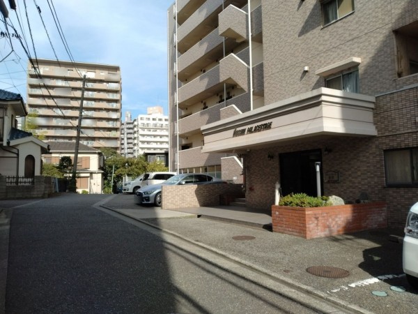 藤沢市藤沢、マンションの前面道路を含む現地写真画像です