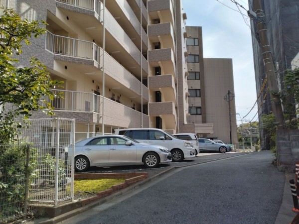 藤沢市藤沢、マンションの駐車場画像です
